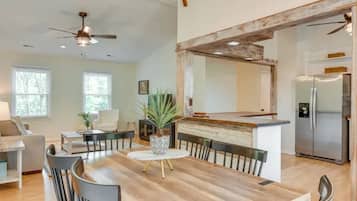 Family House, 3 Bedrooms, Kitchen, Courtyard View | In-room dining