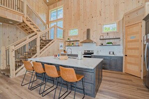 Fridge, microwave, oven, stovetop - Casa Bella: Mtn Views, Movie Room, Games, Hot Tub, Wifi, Yard with Fire Pit! (Sevierville)