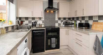 Darlington 3 bed House Near Train Station