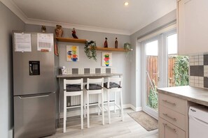 House | Private kitchen | Fridge, microwave, oven, stovetop - Darlington 3 bed House Near Train Station (Darlington)