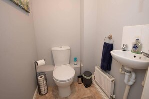 House | Bathroom | Combined shower/tub, deep soaking tub, free toiletries, hair dryer