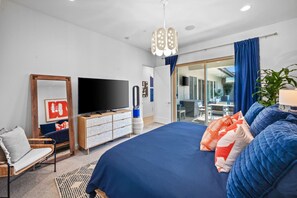 3 slaapkamers, een bureau, een strijkplank/strijkijzer, reisbedje