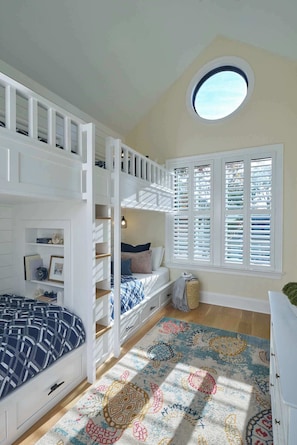 5 bedrooms, iron/ironing board, free WiFi