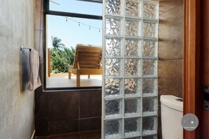 Shower, hair dryer - Inigualable Suite, dos recamaras frente a Zicatela (Brisas de Zicatela)