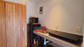 Frigorífic, microones, placa de cuina i cafetera i tetera