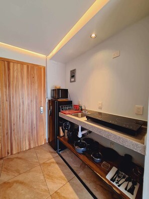 Frigorífico, microondas, placa de cocina y cafetera o tetera