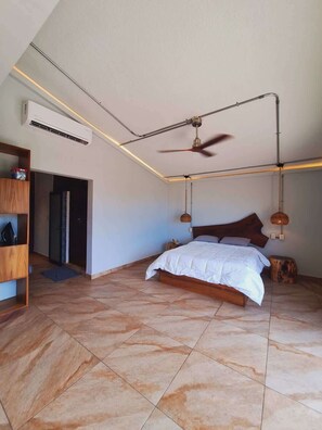 1 dormitorio, tabla de planchar con plancha, wifi y ropa de cama