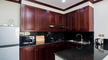 Fridge, microwave, coffee/tea maker, electric kettle