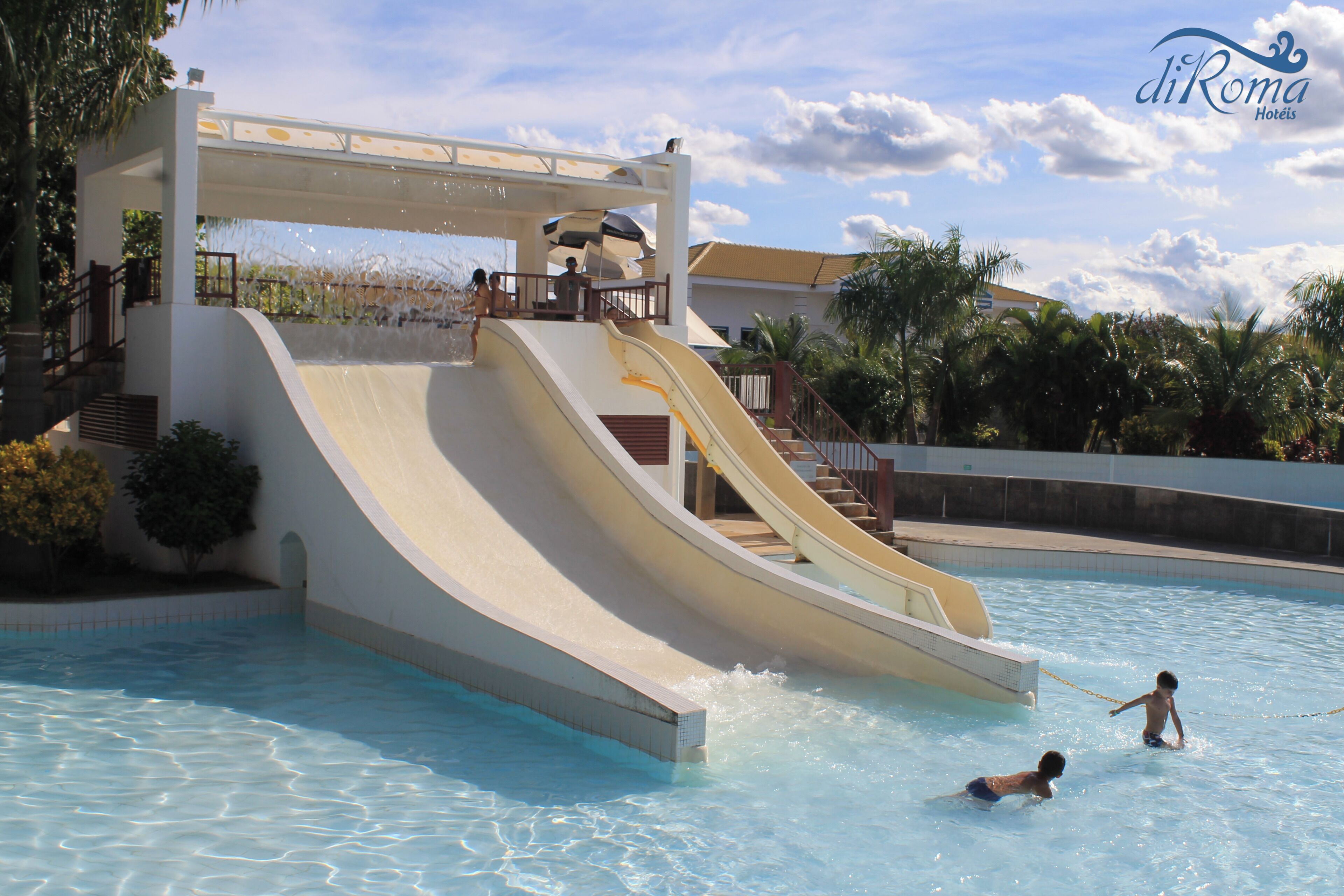 Un parc aquatique doté d’un grand toboggan et d’une piscine.