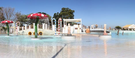 12 座室外游泳池