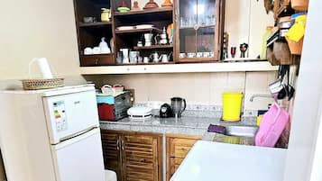 Frigorifero, forno, piano cottura, frullatore