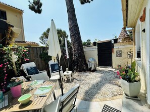 Outdoor dining - - Casa Peonia - outbuilding - beachfront (Borgo, Haute-Corse)