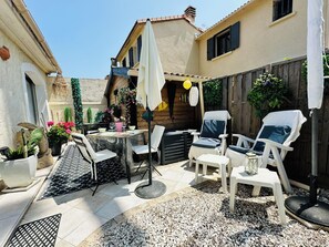 Outdoor dining - - Casa Peonia - outbuilding - beachfront (Borgo, Haute-Corse)