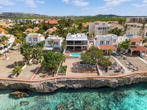 Hamlet Harmony right on the ocean with a delightful private pool