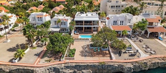 Hamlet Harmony right on the ocean with a delightful private pool