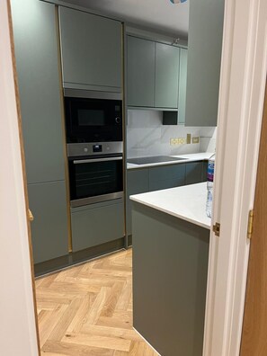 Kühlschrank, Mikrowelle, Ofen, Herdplatte