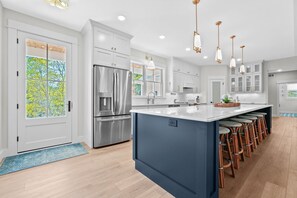 冷蔵庫、電子レンジ、オーブン、コンロ