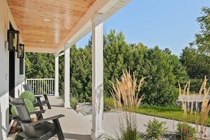 Terrace/patio - TLC Cottage in Leland - New- sleeps 12! (Leland)