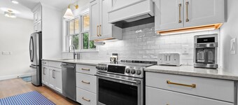 TLC Cottage in Leland - New- sleeps 12!