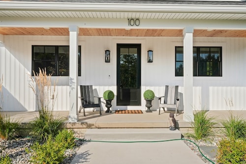 TLC Cottage in Leland - New- sleeps 12!