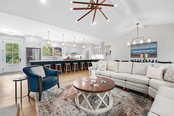 تلفزيون، مدفأة، كُتُب، مكتب