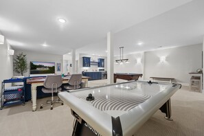 Game room - TLC Cottage in Leland - New- sleeps 12! (Leland)