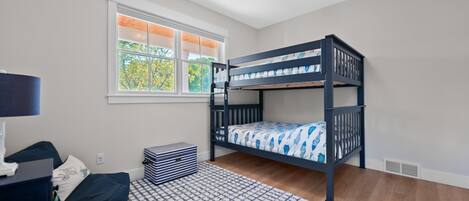 5 habitaciones, tabla de planchar con plancha, cuna de viaje y wifi