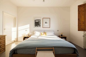 8 bedrooms, in-room safe, desk, iron/ironing board