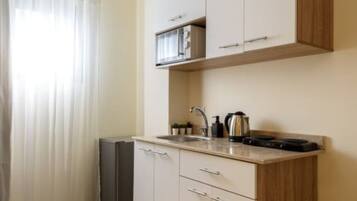 Micro-ondas, cooktop, talheres/pratos/utensílios de cozinha