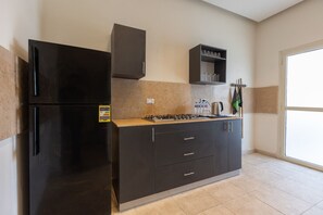 Fridge, microwave, stovetop, cookware/dishes/utensils - 4BR Villa with Private Pool | 15 mins from airport | 10 Mins from shopping pool | premium service (Golden Gates , Mokkatm)