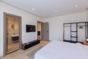 4 bedrooms, iron/ironing board, WiFi, bed sheets