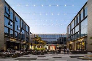 Outdoor dining - 4BR Villa with Private Garden | 15 mins from airport | 10 Mins from shopping pool | premium service (Golden Gates , Mokkatm)