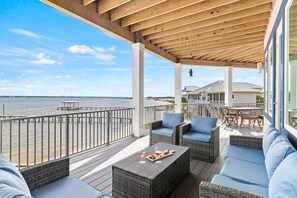 Terrace/patio - Gorgeous New Waterfront Beach House with Elevator & Community Pool (Navarre)