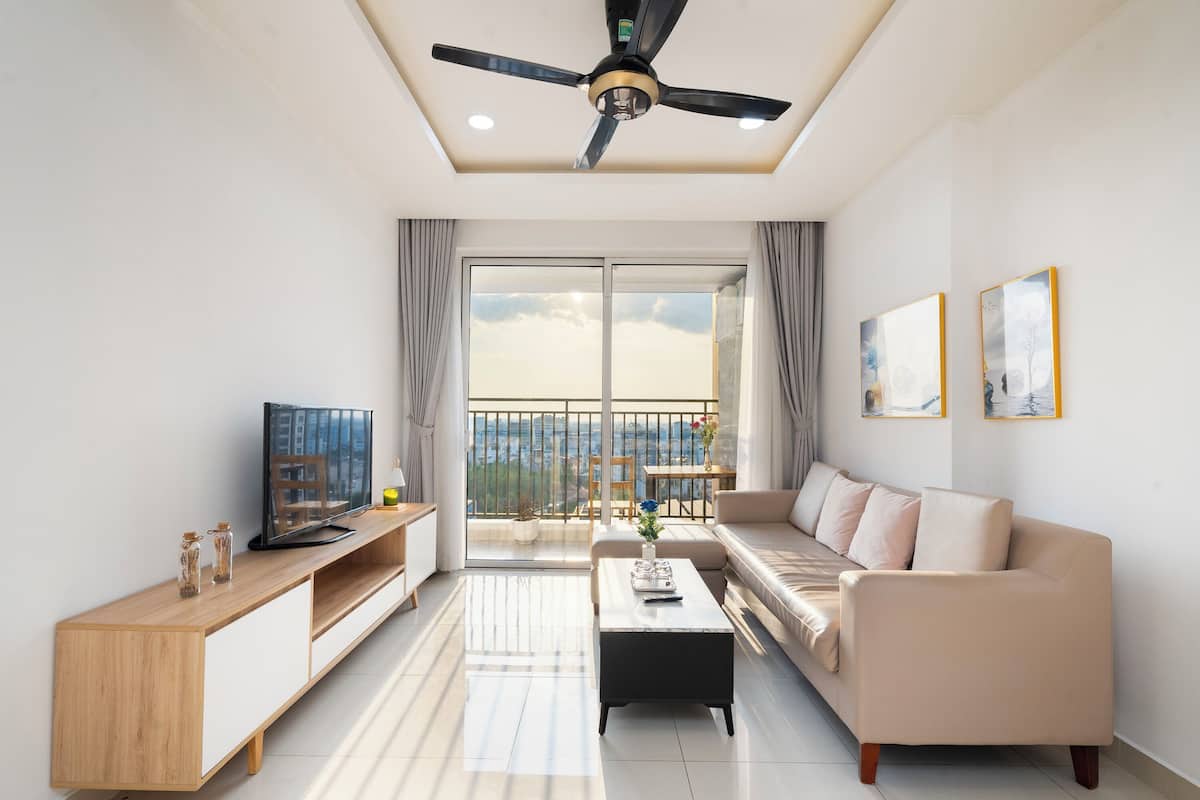 Junior Room, Balcony, City View | Living area | 42-inch Smart TV with cable channels, ping pong