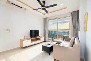 Junior kamer, balkon, uitzicht op de stad | Woonruimte | Een 42-inch smart-tv met kabelzenders en een tafeltennistafel