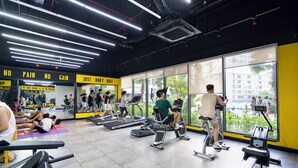 Ett gym med löpband, motionscyklar och träningsmattor.