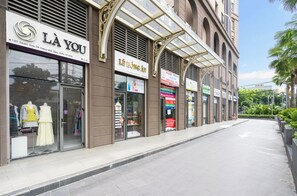 A storefront with a sign reading "LÀ YOUNG AN" and another sign for "Piano Organ Cuitar Ukulele." - Gin House - Golden Mansion APT Phu Nhuan (Ho Chi Minh City)