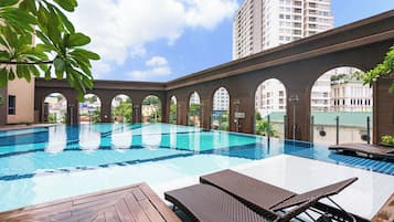 Hồ bơi ngoài trời