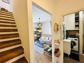 Smart-TV, Kamin, Bücher