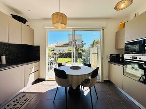 Fridge, microwave, oven, stovetop - - Casa Di Kyrnos - beachfront (Borgo)