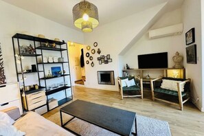 Smart-TV, peis og bøker