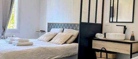 3 bedrooms, desk, iron/ironing board, travel cot