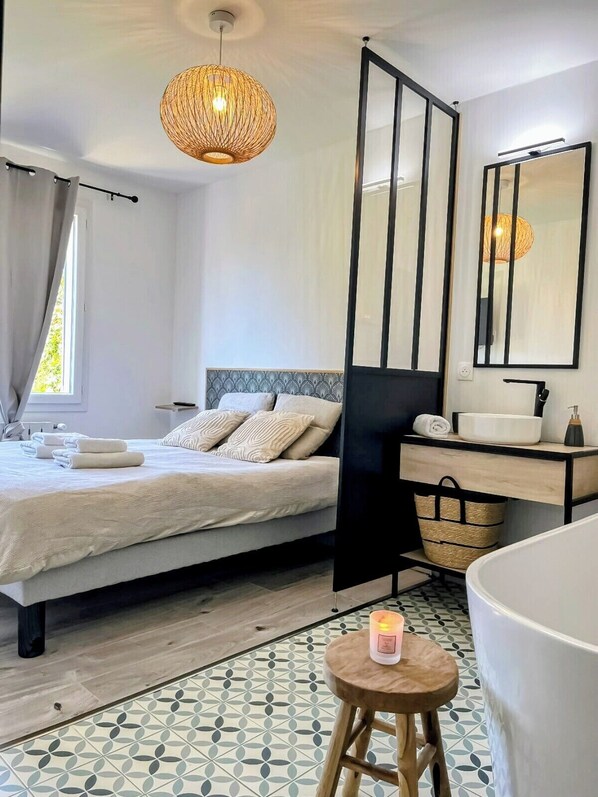 3 bedrooms, desk, iron/ironing board, travel crib