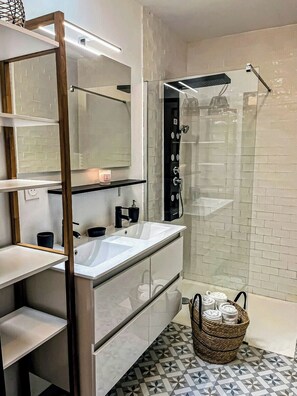 Douche, sèche-cheveux, serviettes fournies, savon