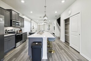 Fridge, microwave, stovetop, dishwasher