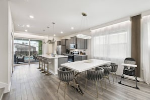 Réfrigérateur, four à micro-ondes, un four, surface de cuisson