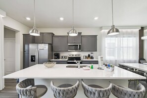 Fridge, microwave, stovetop, dishwasher