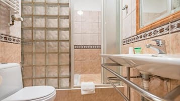 Habitació doble Comfort | Bany | Dutxa, assecador de cabells, tovalloles i sabó