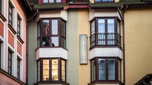 A multi-story building with a sign indicating it is an apartment building. - Pod Ratuszem (Rzeszów)