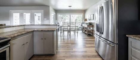 Kjøleskap, mikrobølgeovn, ovn og kokeplater